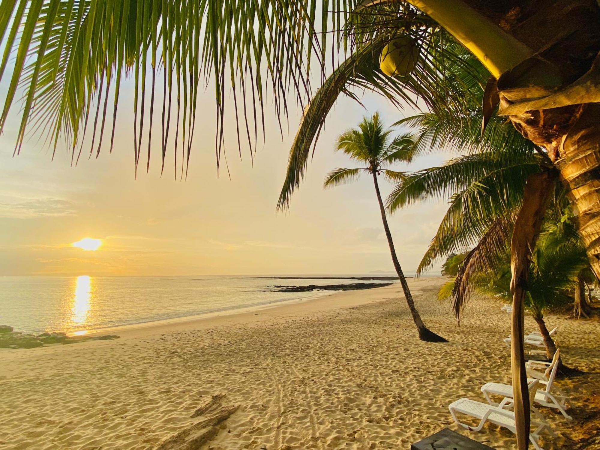 Sonny Island Resort Cabanas Frente Al Mar Punta Bajo Rico Екстериор снимка